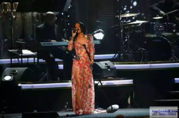 Rihanna Singer postpones ANTI tour